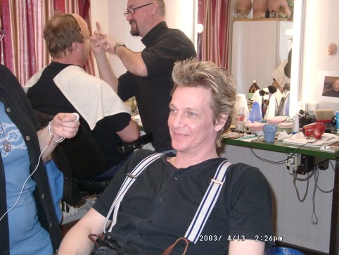 Tommy sminkas inför den underbare trollkarlen från oz