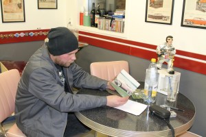 Johan med vykortet på hans bil.