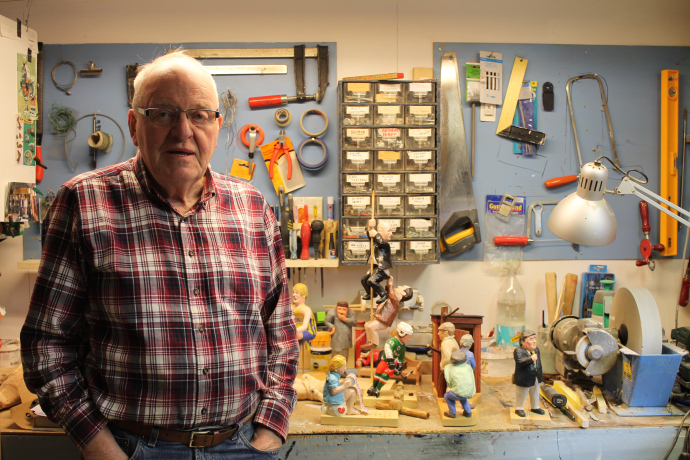 Ralf Karlsson har som hobby att tälja&nbsp;träfigurer