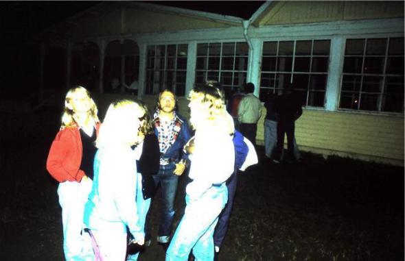 301916_206480599417074_1034049398_n