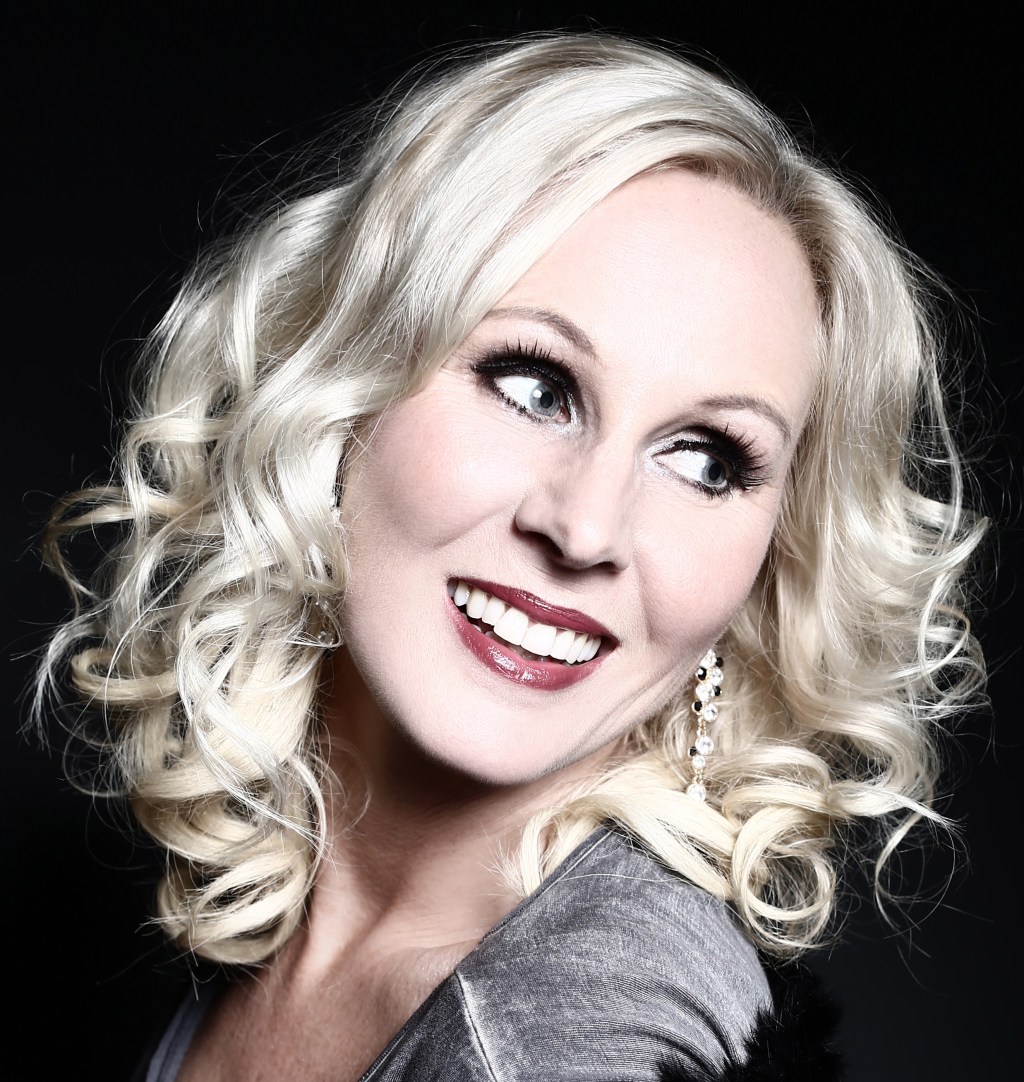 Idag får ni träffa Lena Nilsson som är född i Lysekil och jobbar som artist och sångerska. Hon medverkade under tre säsonger på Allsång på Skansen både med Bosse Larsson och Lasse&nbsp;Berghagen