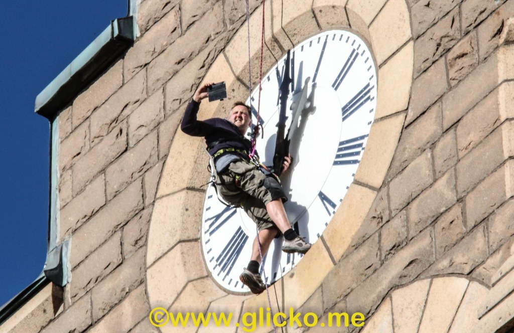 Idag får ni följa med på hissnande höjder när stuntmannen Lars Hjelm monterar den nya minutvisaren på Lysekils&nbsp;kyrka
