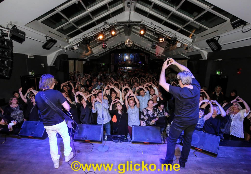 Micke Syd och Tommy Ekman spelade Gyllene Tider och Style hits på ett fullsatt Club Artist på Mortens i&nbsp;Uddevalla