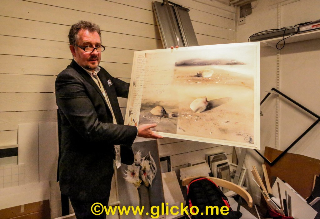 Idag får ni möta Lysekilskonstnären Richard Vakil på min blogg. Richard har satt Lysekil på världskartan genom att måla diplomen till Nobelvinnarna i&nbsp;kemi.