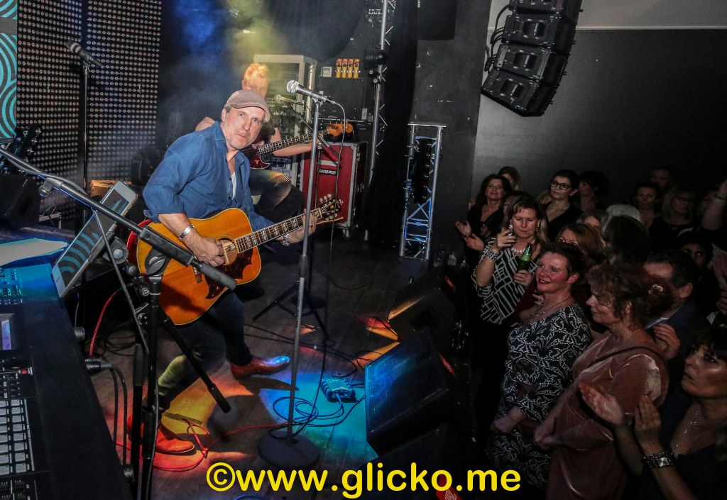 Massor av folk och en härlig stämning när Patrik Isaksson gästade årets premiär på Club Artist på Mortens Krog i&nbsp;Uddevalla.