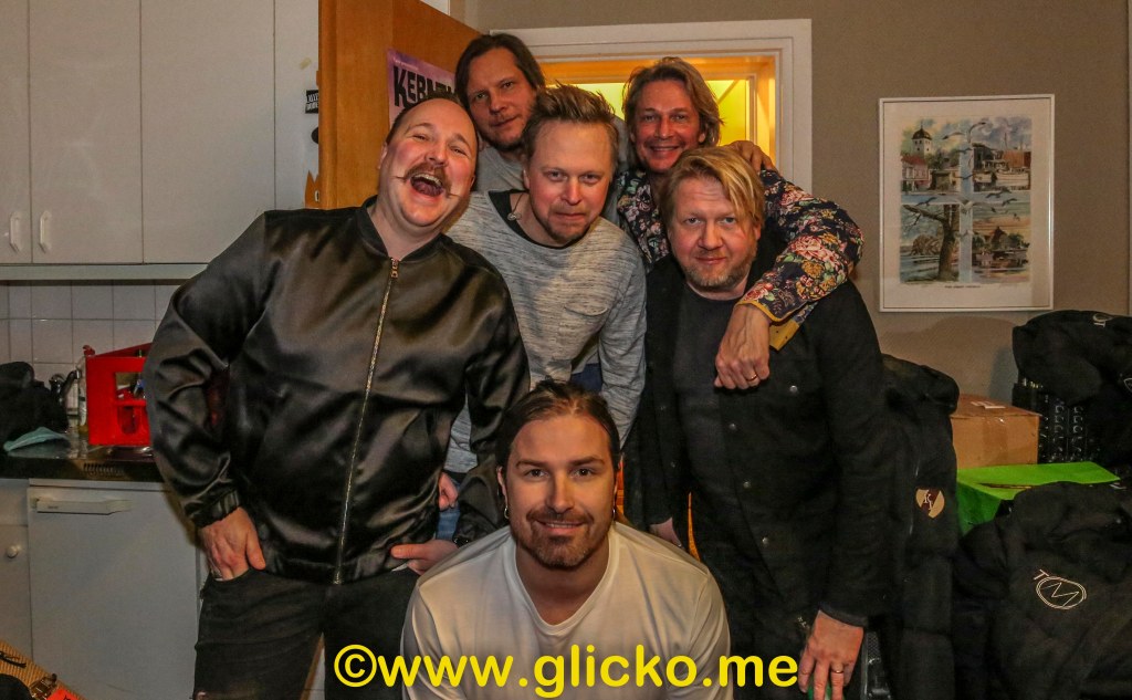 Tommy Nilsson med band är ute på en stor Sverigeturné. I går gjorde de ett stopp på Mortens krog i Uddevalla på Kottes och Tommys populära Club&nbsp;Artist.