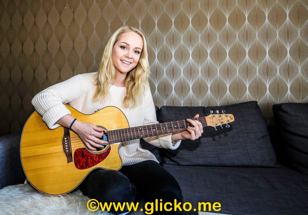 Idag får ni träffa Lysekils nya musikstjärna Emma Wallin på bloggen