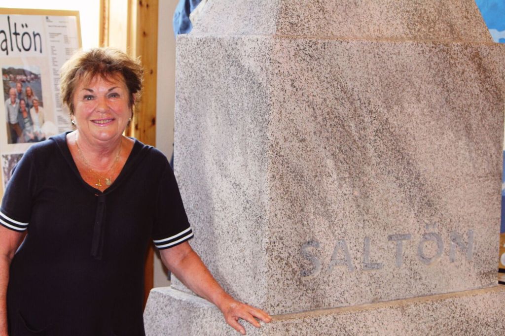 Viveca Lärn invigde utställningen om Saltön i Skaftö Folkets&nbsp;Hus.