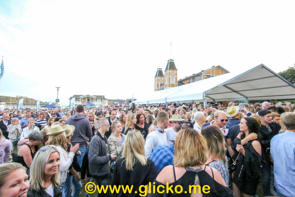 Massor av folk kom till premiären av Kustnöjes måndagsunderhållning i Havsbadsparken med 4 Sekunder och&nbsp;HAAKS.