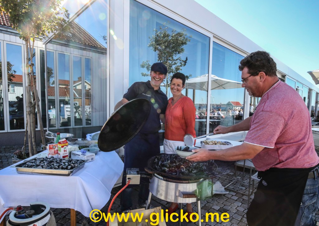 Under några torsdagar i sommar blir det Gullmarsstrands torsdag med musik & mat. I går var det premiär med Adriaan och Tommy från Orust Shellfish, och Nikki stod för&nbsp;musiken.