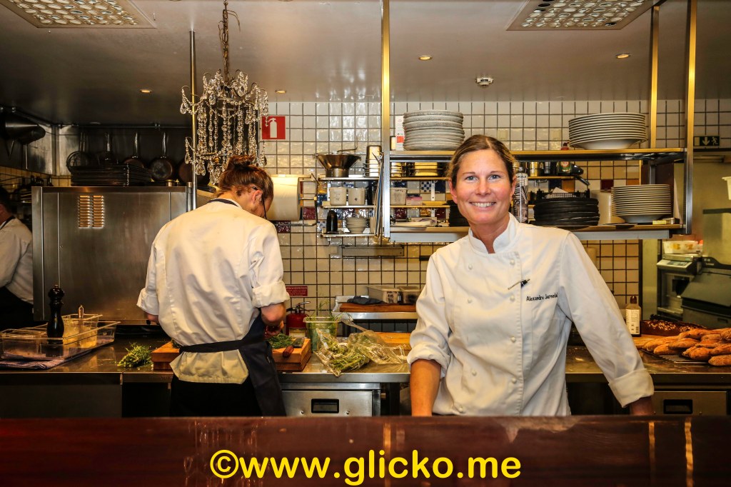 Det är fredag på Brygghuset i Fiskebäckskil och Alexandra Jarnedal som medverkat i Kanal 5:s Dessertmästarna förbereder allt inför helgen på&nbsp;Brygghuset.