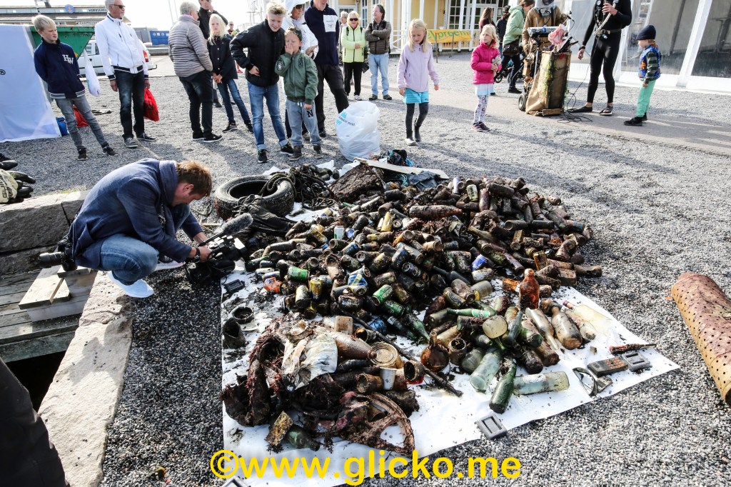 Idag var det Skräpdykets Dag här i Lysekil, det blev succé. Det var mycket folk och mycket skräp. Det var tyvärr mycket skräp som plockades upp i vattnet vid hamnbassängen vid Havsbadsområdet i&nbsp;Lysekil.