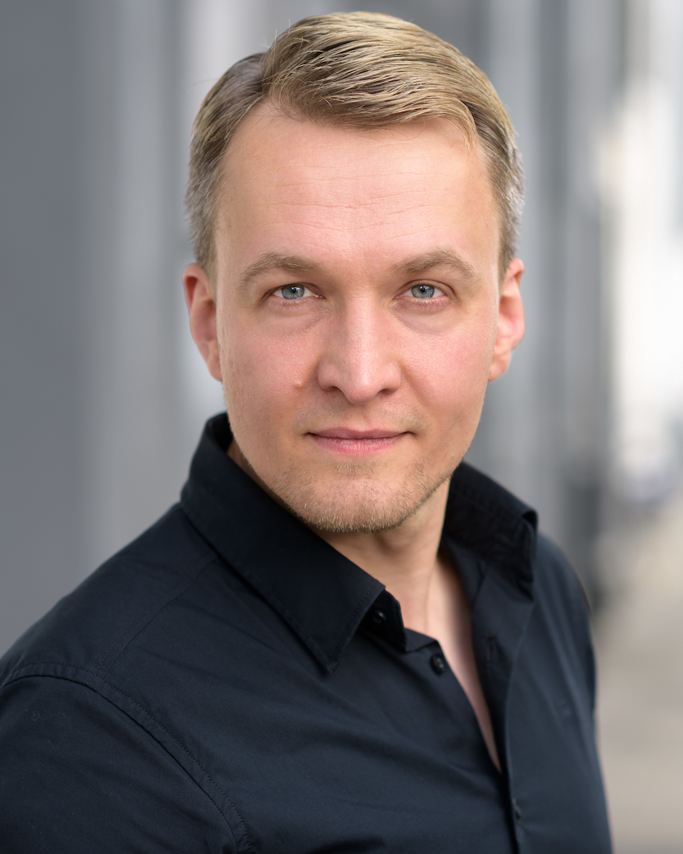 Idag på bloggen får ni träffa en världskändis. Han har precis varit aktuell i tv-serien Saltön där han spelade Allan som i serien är tillsammans med baddräktsmiljonären Philip O’Don som spelas av Erik&nbsp;Ståhlberg