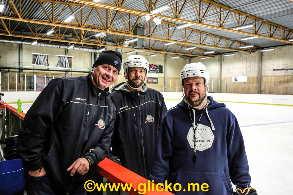 I del två av fortsättningen på historien om Vikings Hockeyskola träffade jag Anders Friberg som är en av många som engagerar sig i ishockeyn här i Lysekil