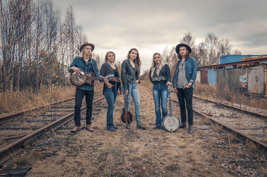 Countrymusiken är på frammarsch. Idag får ni läsa om gruppen Halm från Umeå som släppt albumet ”Raised By The Fire”.