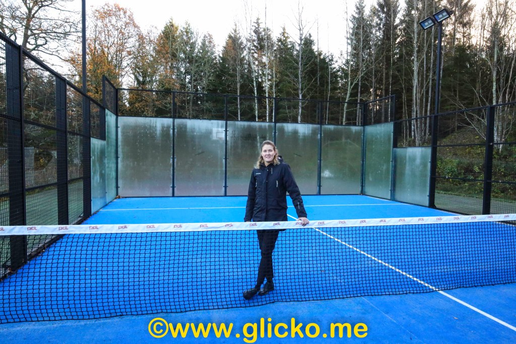 I somras öppnades den första padeltennisbanan på Vann i Lysekils kommun och det har blivit en stor succé. Jag åkte till Vann Spa Hotell och Konferens och träffade Jessica Holmén som är projektledare för konceptet Vann&nbsp;aktiv.