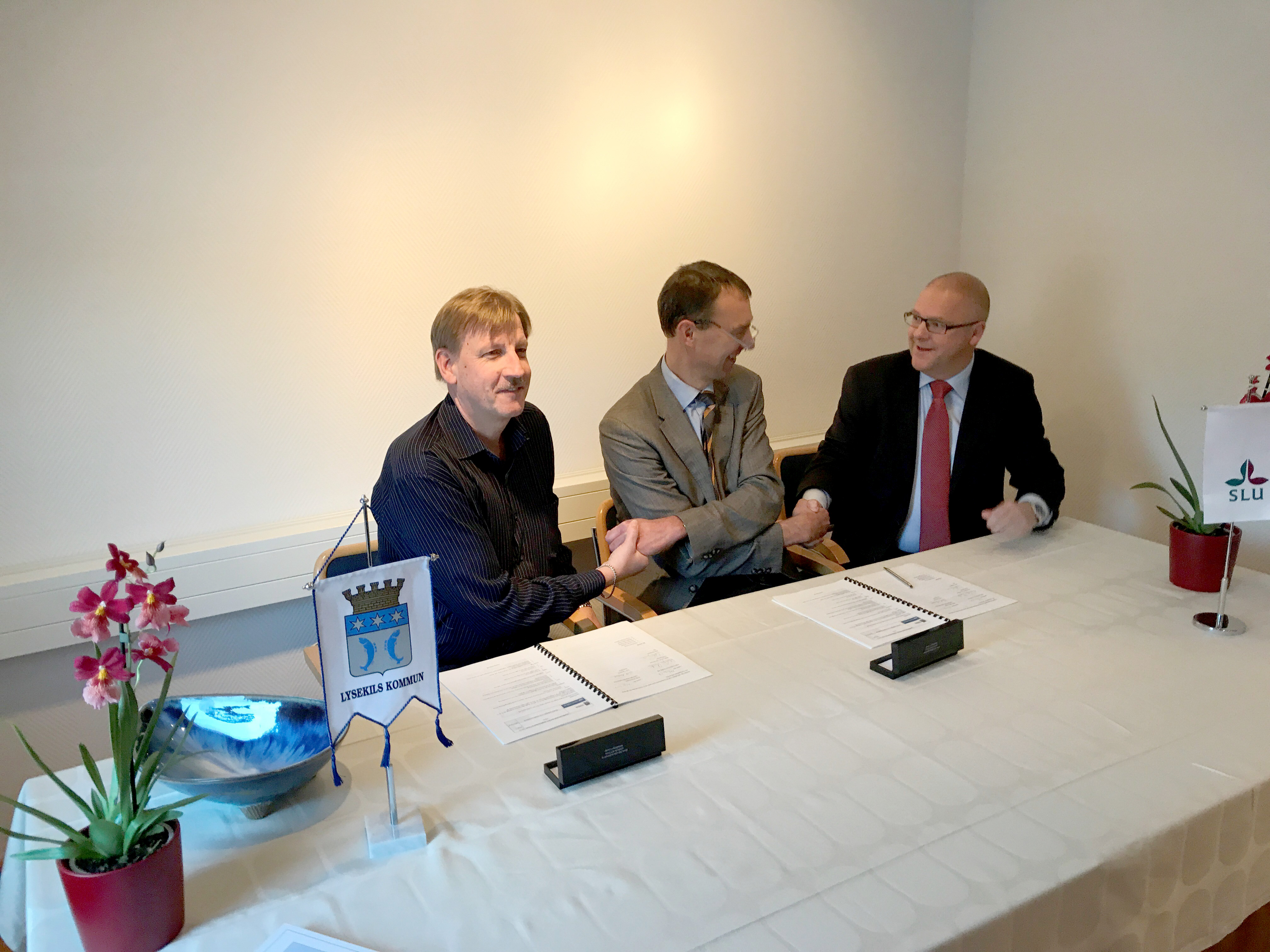 Handslag avtalsskrivning Svea