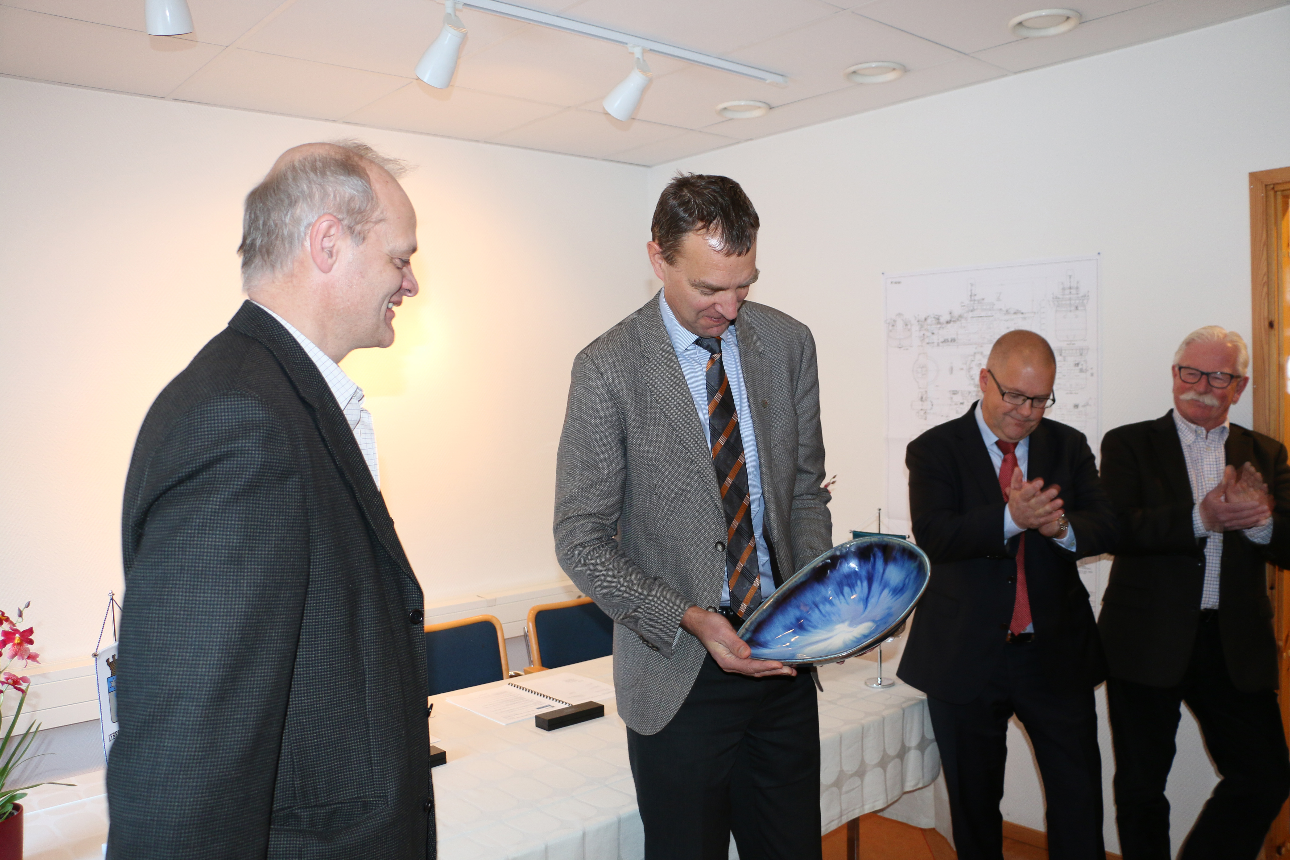 Lysekils kommunalråd lämnar musselskål till vicerektorn för SLU.jpg