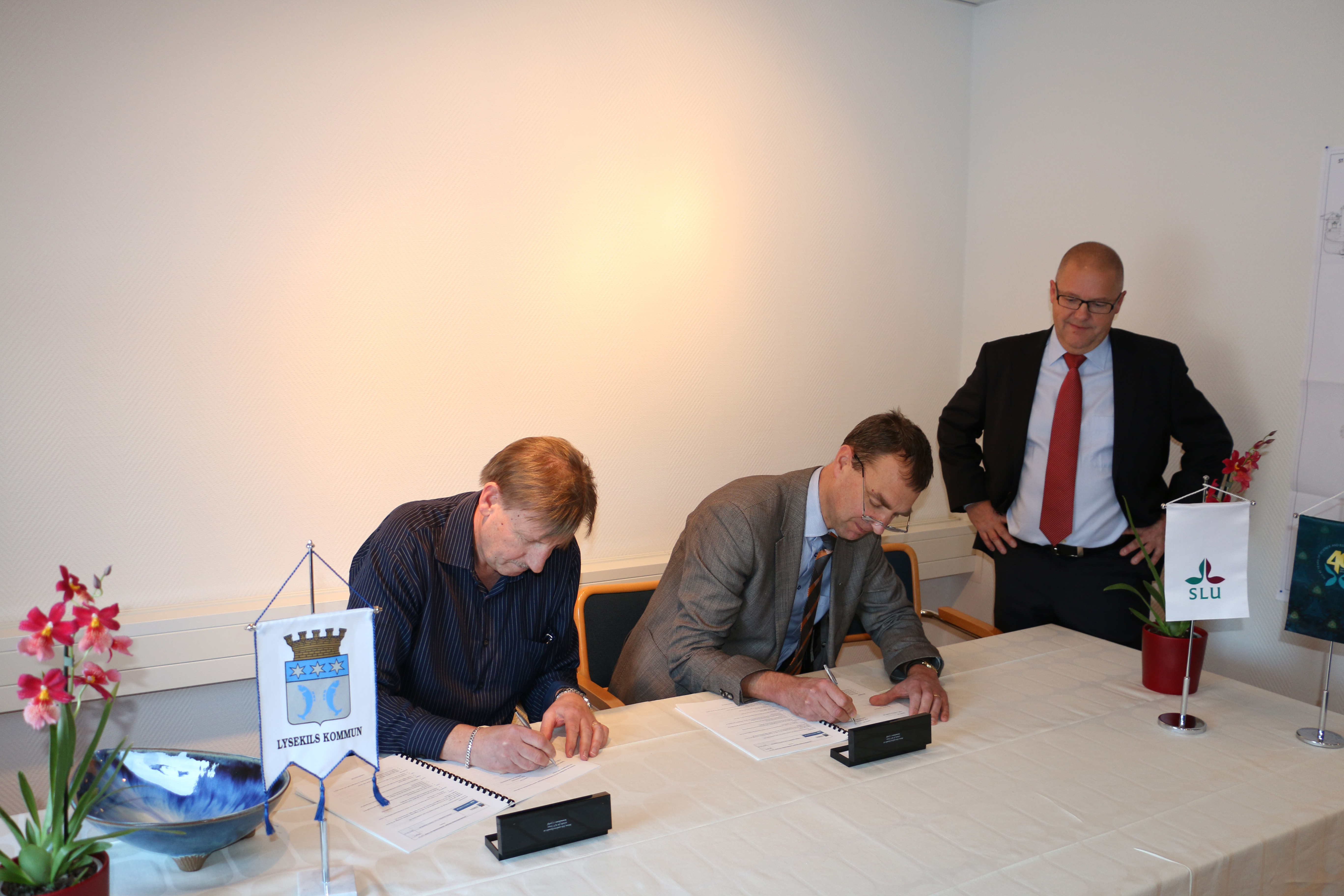 Undertecknande av avtal.jpg