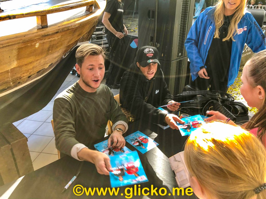 Samir & Viktor drog storpublik till Torps Köpcentrum i Uddevalla.