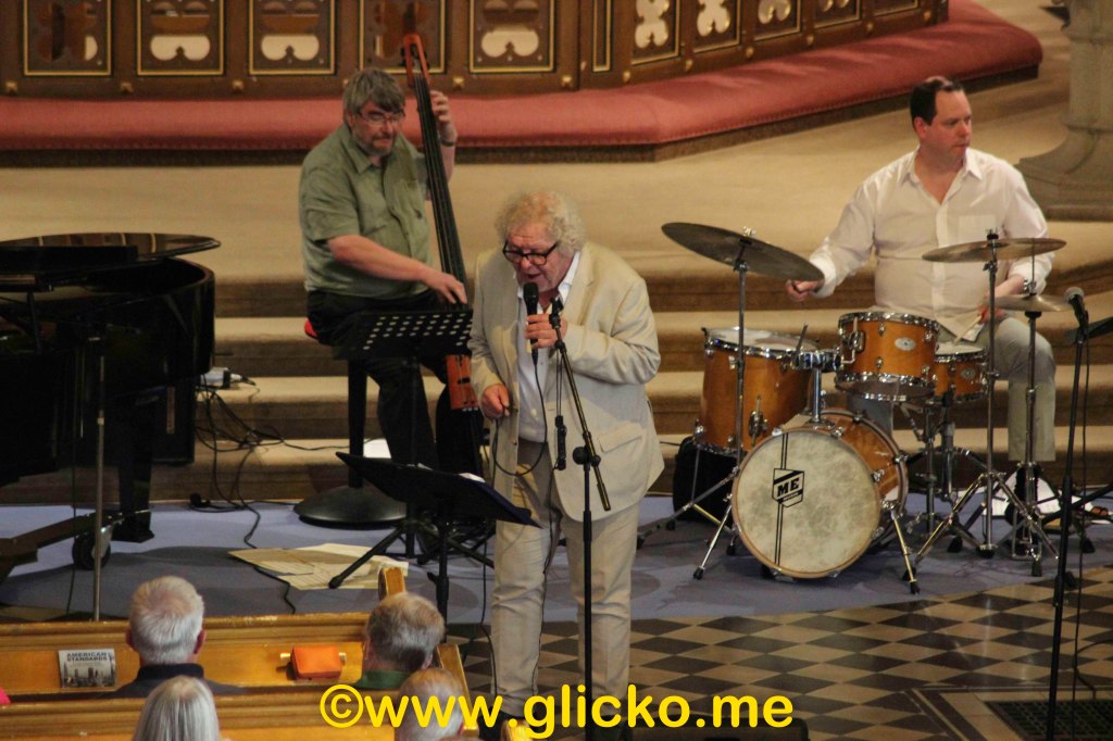 Idag på bloggen har jag den stora äran att få ge er lite av historiens vingslag av en av de riktigt stora inom svensk musik. Jag är vän med Claes Janson på Facebook och fick se att han delat med sig av flera längre texter med historik från hans&nbsp;liv.