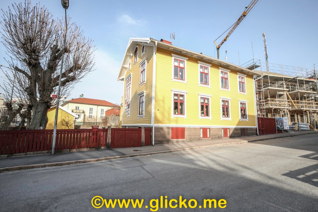 Idag skall ni få följa med på en liten annorlunda grej på bloggen. Ni skall få följa med hem till Solveig och Sture Martinsson här i Lysekil på Stora kyrkogatan 5. Huset de bor i är byggt&nbsp;1876.