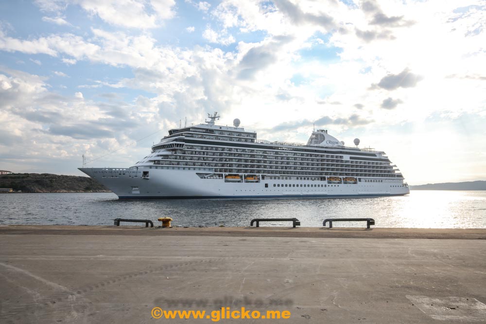 Kryssningsfartyget Seven Seas Explorer ligger just nu i Lysekil vid hamnen på Grötö. Här är lite foton från anlöpet nu på&nbsp;morgonen