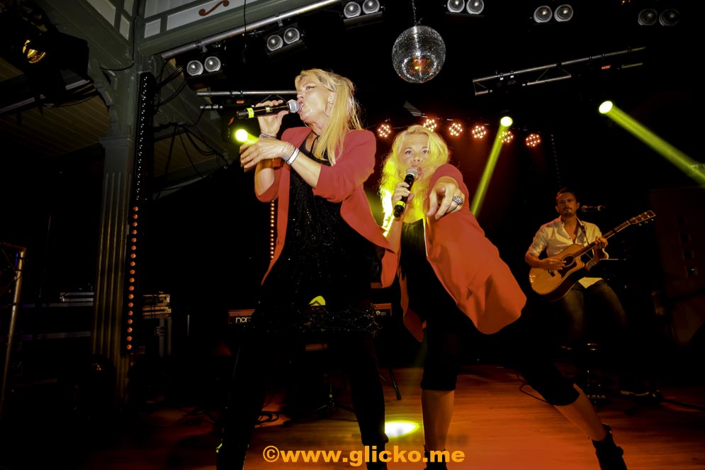 Vilken kväll det blev med Lili & Susie och Club Artist 30+ på Havsbadet i Lysekil. Kottes stora succé Club Artist 30+ från Mortens krog i Uddevalla kom till Lysekil för en&nbsp;kväll.