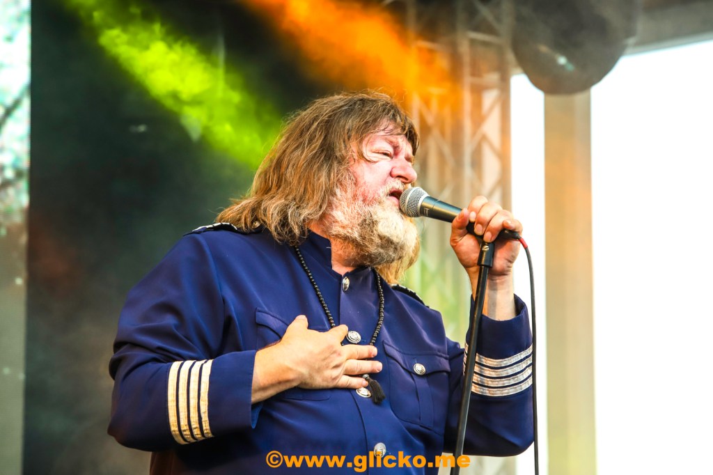 Efter regn kommer sol, och med solen kom Ebbot Lundberg på Preems första gratiskonsert denna veckan i Havsbadsparken. Jag fanns på plats och tog lite&nbsp;foton.