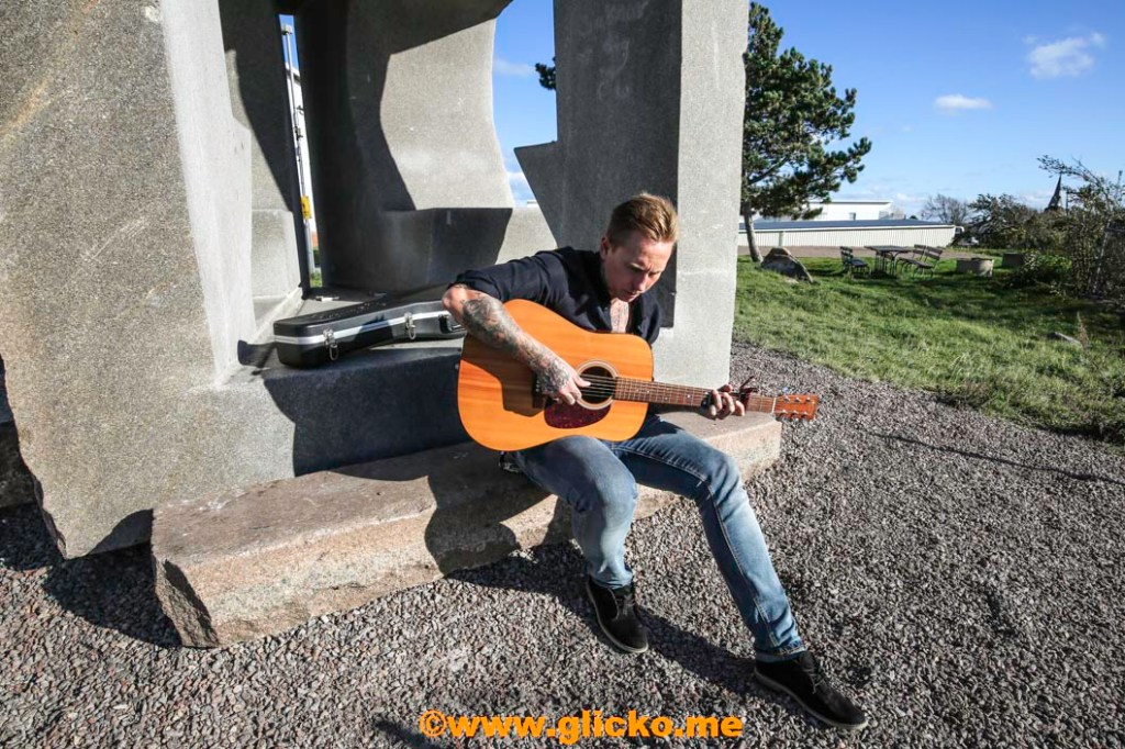 Idag får ni träffa Lysekilskillen Mikael Magnusson på min blogg. Förlusten av sitt förstfödda barn och slumpen gjorde att han började skapa musik. Mikael säger; ”Varje låt är som ett pussel som jag måste lösa och det är hur roligt som helst att jobba med. Detta är ett&nbsp;livsprojekt.”