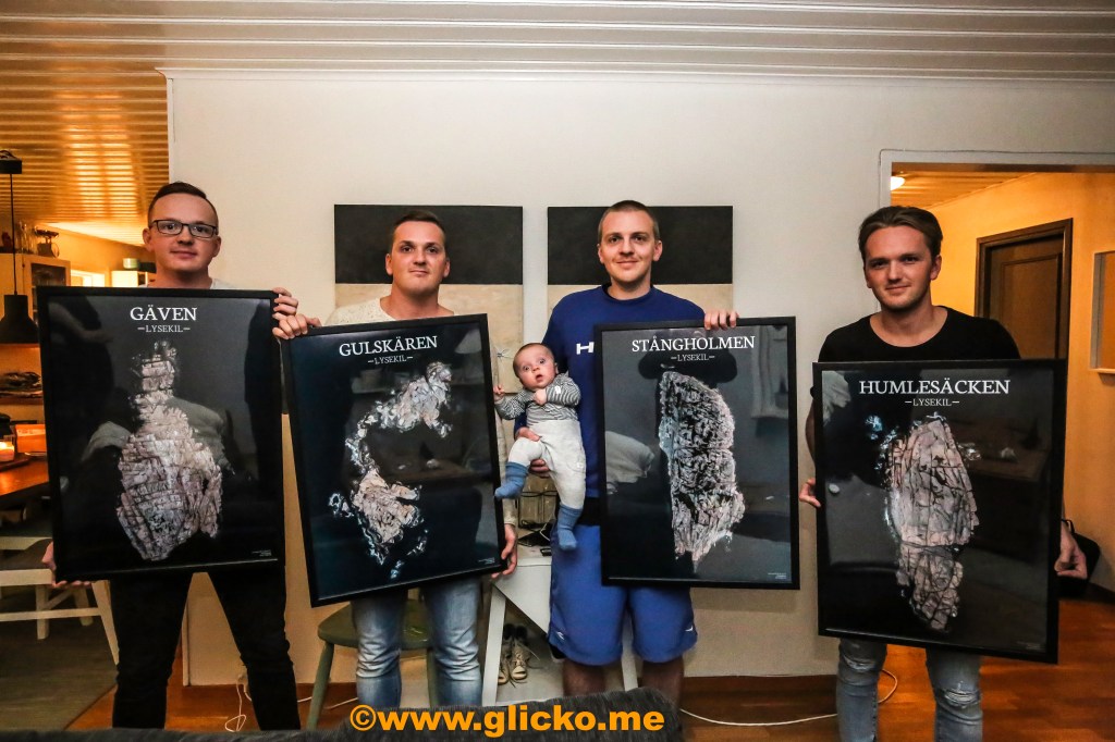 Lysekilsgrabbarna Sebastian, Johannes, Benjamin och Alexander har fotat öar i Lysekils skärgård som nu går att köpa som fina posters. Den 1:a december har de vernissage på Galleri tint här i&nbsp;Lysekil.