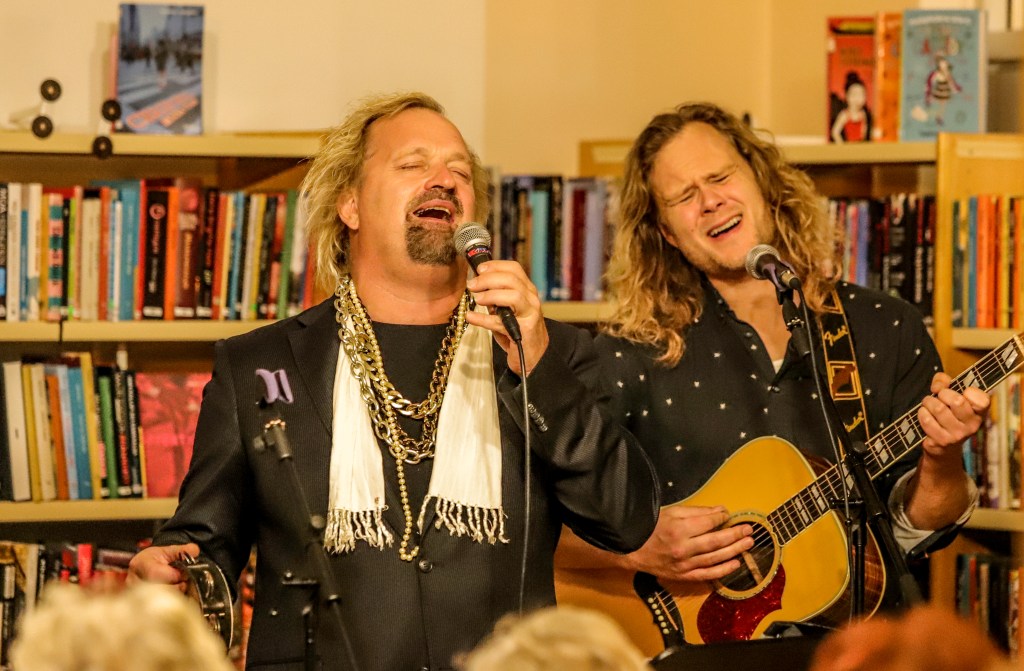 Emrik med band bjöd på en härlig musikstund på Lysekils&nbsp;stadsbibliotek.