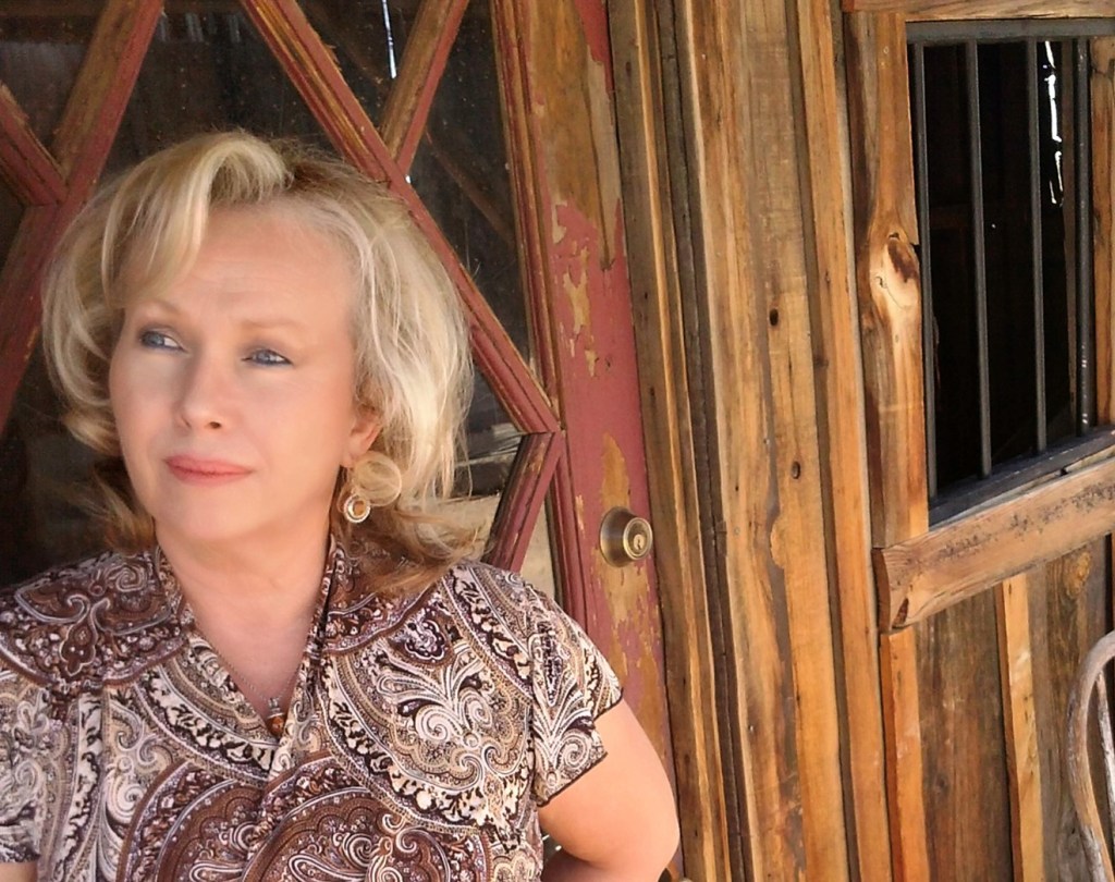 Lena Andersson uppträder på Allsången och Bakgården på Café Kungsgatan i Lysekil