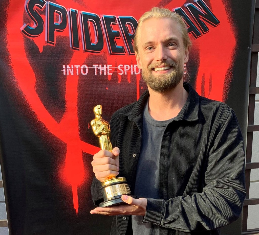 Det var en mycket glad Viktor Lundqvist från Lysekil som igår på jobbet fick hålla i&nbsp;Oscarstatyetten