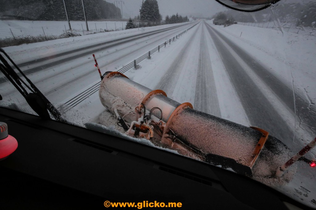 Idag på bloggen får ni följa med när jag igår fick följa med Tobbe Olofsson på Peter Lagrells AB när han plogade motorvägen mellan Gläborg och Rabbalshede