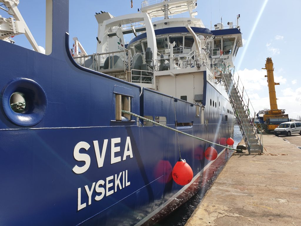 Idag på bloggen får ni träffa Per Johannesson från Lysekil som jobbar på Havsfiskelaboratoriet här i Lysekil. När forskningsfartyget Svea har byggts i Spanien har Per funnits på plats i olika perioder och jobbat på&nbsp;fartyget