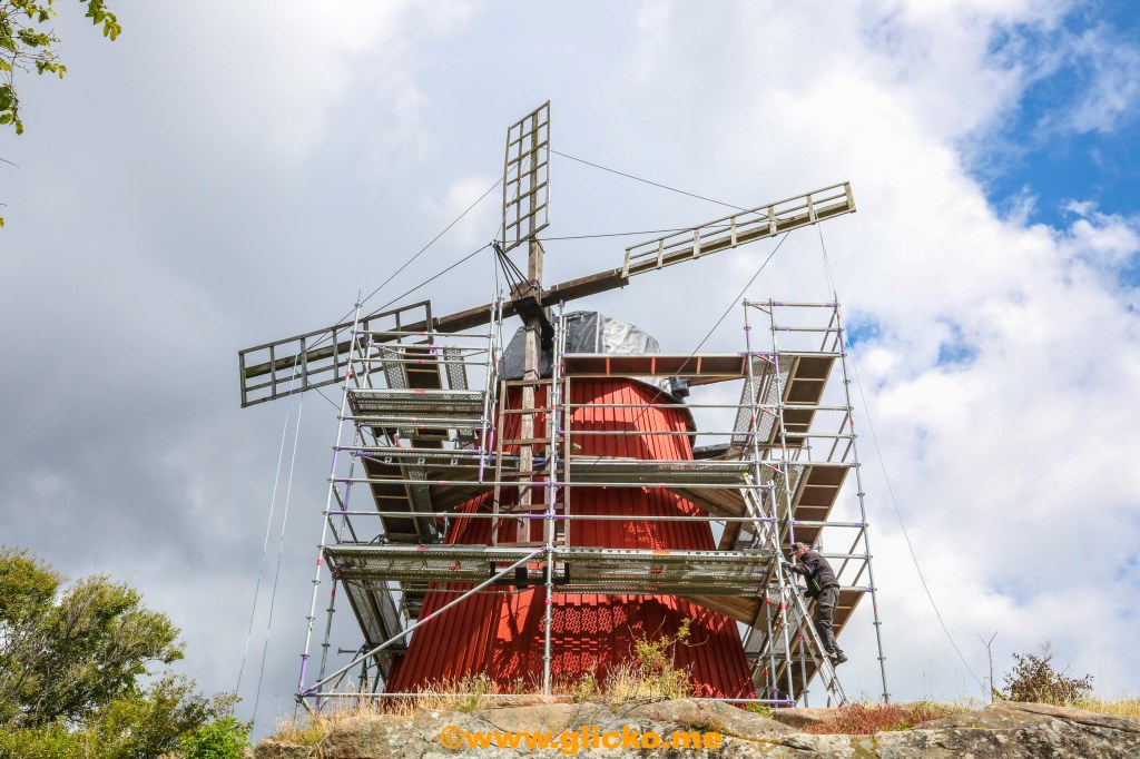 Den gamla kvarnen från 1800-talet vid ålderdomshemmet i Lysekil har renoverats och börjar bli klar.