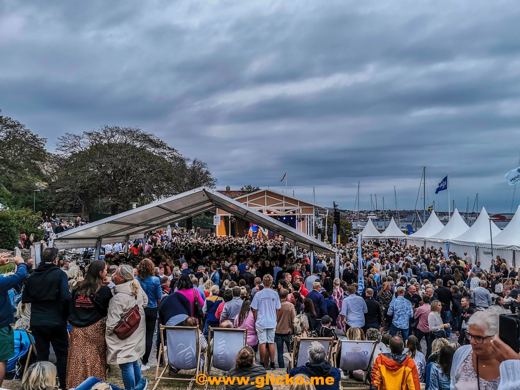 Här kommer lite foton från gårdagens invigning av VM i matchracing i Lysekils Women´s Match och avslutningen på Kustnöjes måndagsunderhållning