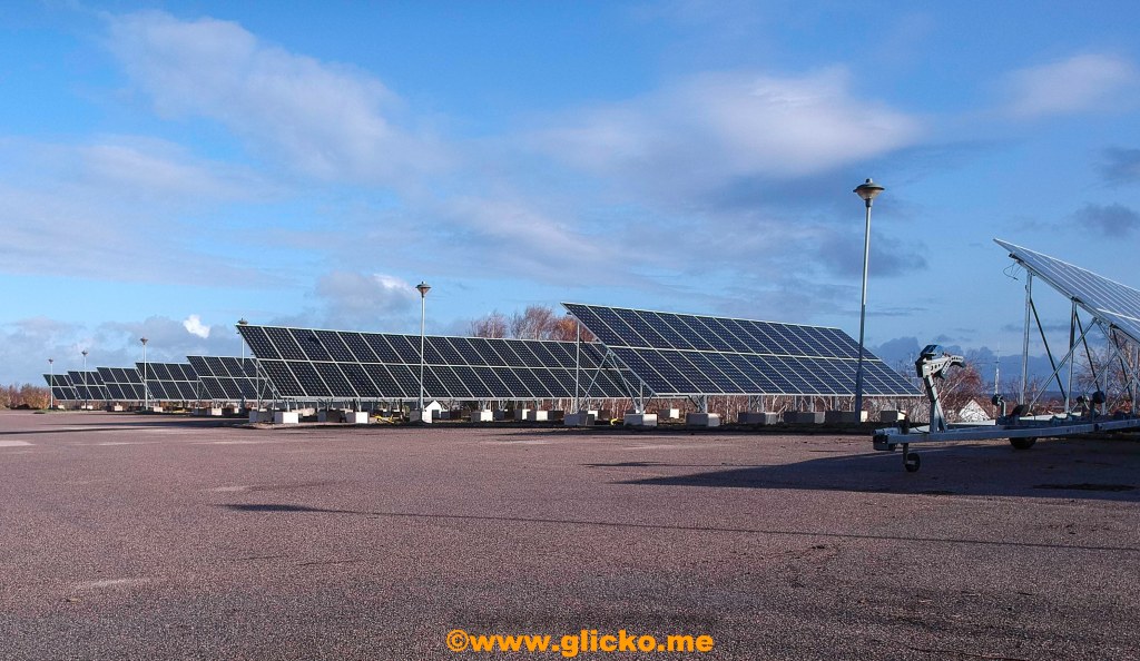 En stor solpanelspark har byggts upp på ett industriområde här i&nbsp;Lysekil