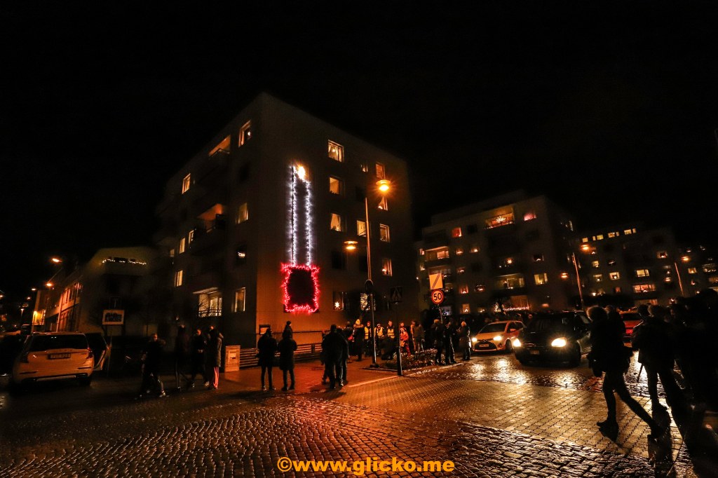 Ikväll invigdes det första av fyra julljusen som är uppsatta på LysekilsBostäders bostäder på Drottninggatan i Lysekil