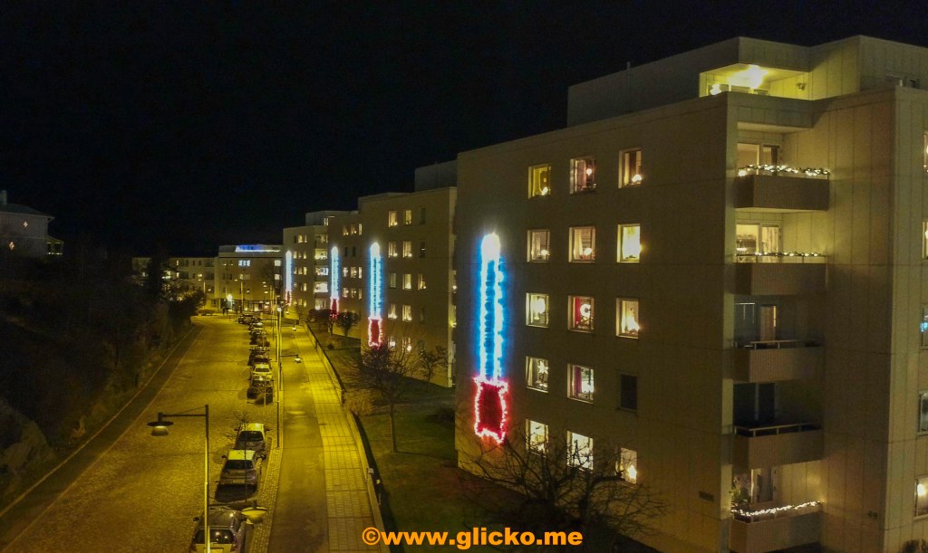 Idag på fjärde advent tändes det sista julljuset på LysekilsBostäders lägenheter vid Drottninggatan här i&nbsp;Lysekil