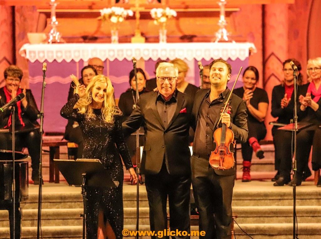 Bejublad konsert i Lysekils kyrka med musikalstjärnan Emmi Christensson, stjärnviolinisten Christian Svarfvar och den legendariske musikprofilen Anders Berglund