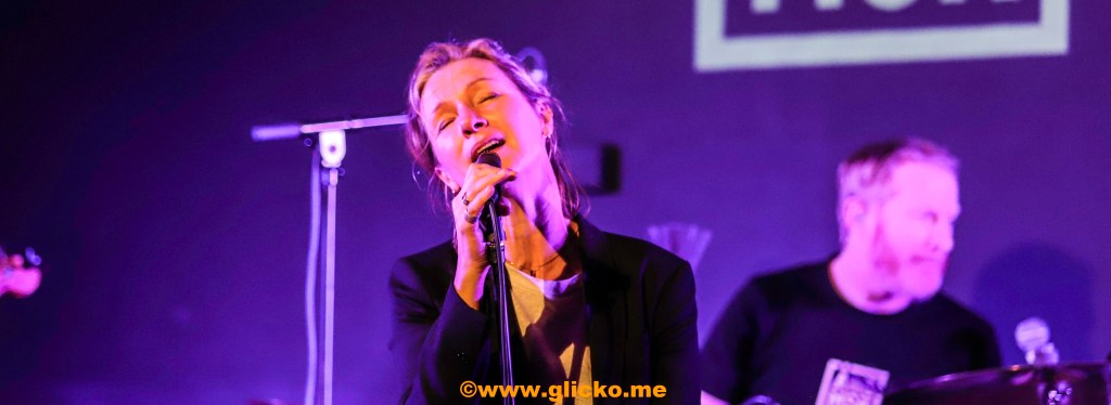 Här kommer lite foton från gårdagens fantastiska konsert med Ebba Forsberg och Ångmaskinen i ett fullsatt Folkets Hus i&nbsp;Uddevalla