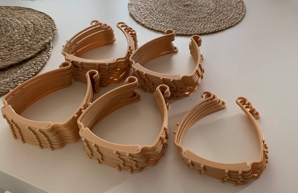 Lysekilskillen Peter Kaugesaar, tillverkar hållare till skyddsvisir som nu används inom&nbsp;vården