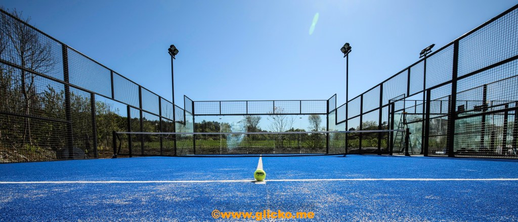 De två första utomhusbanorna för padel invigs nu på lördag kl. 11:30 i Fiskebäckskil på&nbsp;Skaftö