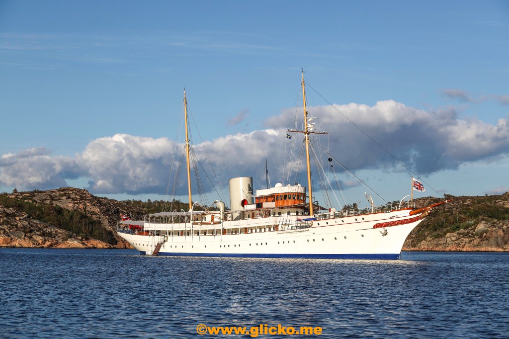 Vilken skönhet hon är där hon ligger för ankar i Åbyfjorden, den vackra lyxyachten&nbsp;Nahlin