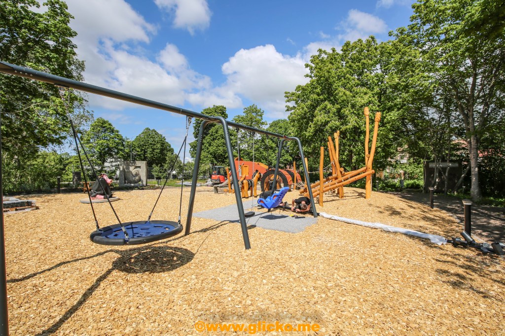 Under vecka 26 (22-28) juni invigs Brastads nya centrumlekplats