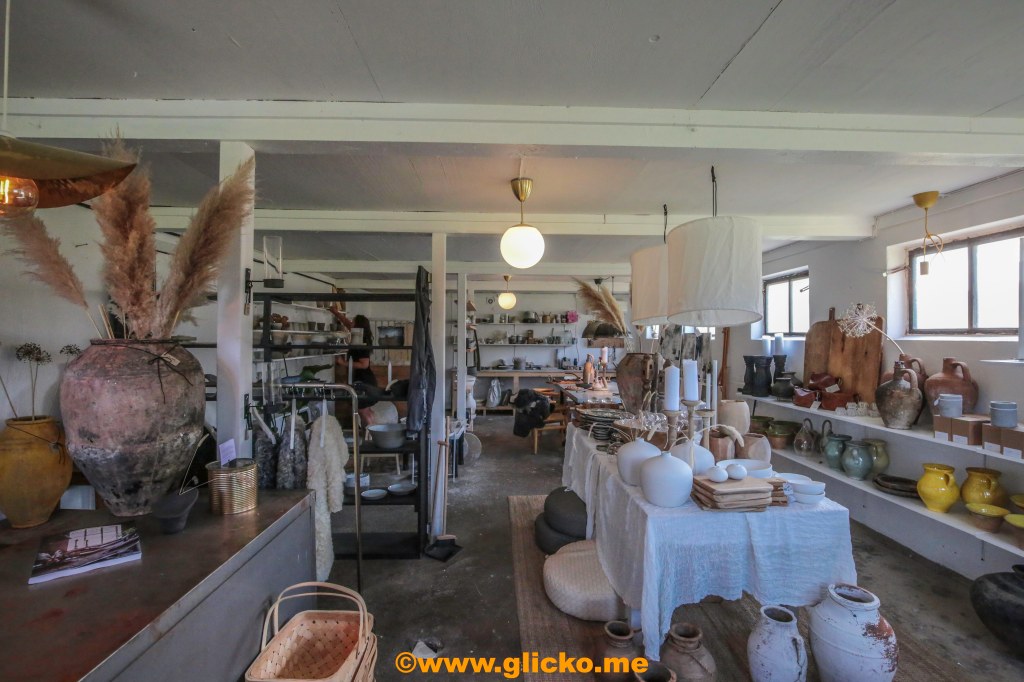 Idag får ni följa med till Fabrik LL som ligger i Häller i Brodalen vid gården Skogsmyren. Kristine Johansson öppnade upp sin butik den första juli i år och det blev&nbsp;succé