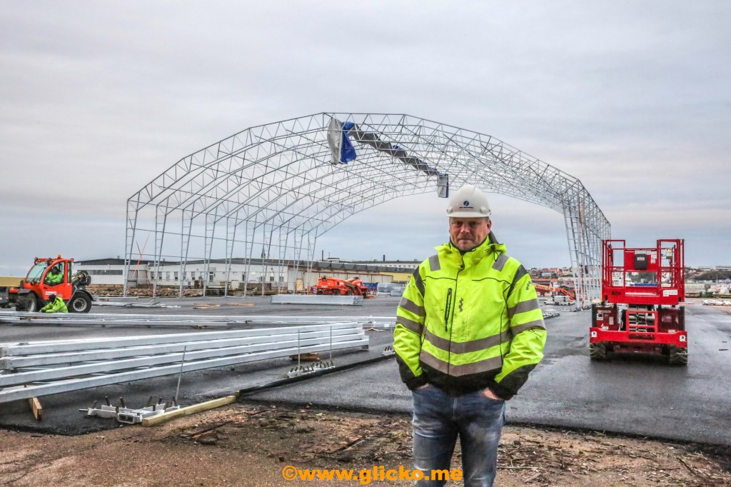 Just nu byggs det ett nytt jättemagasin på Grötö rev. Det är en tälthall på 5000 m2 som mäter 124 x 40 meter och 9 meter högt&nbsp;﻿