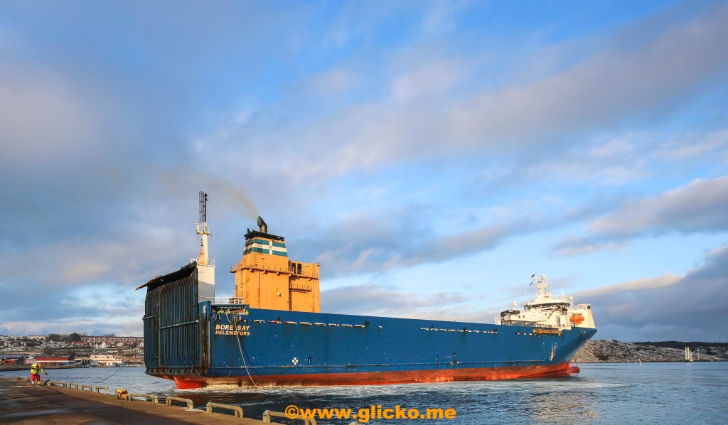 Det var ett historiskt anlöp till Lysekil idag när Ro-ro-fartyget M/V Bore Bay anlände till kajen vid Grötö med gods till&nbsp;Byggmax